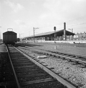 859321 Gezicht op het N.S.-station Vlaardingen te Vlaardingen.N.B. De naam van het station is per 1 juni 1969 gewijzigd ...